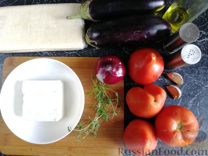 Фото приготовления рецепта: Пирог из слоёного теста, с овощами, сыром и зеленью - шаг №1