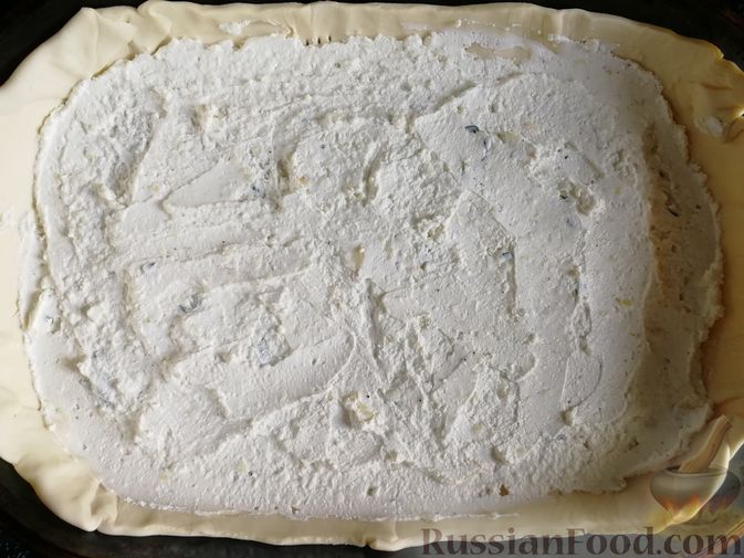 Фото приготовления рецепта: Пирог из слоёного теста, с овощами, сыром и зеленью - шаг №6