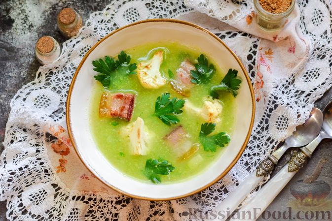 Фото к рецепту: Суп с кабачком, цветной капустой, пастой орзо и беконом