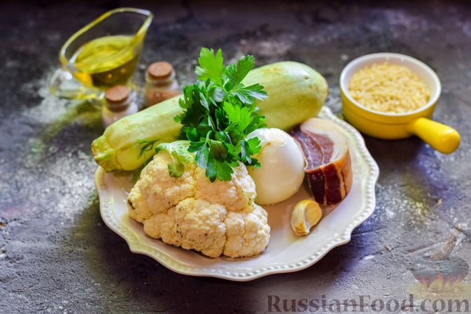 Фото приготовления рецепта: Суп с кабачком, цветной капустой, пастой орзо и беконом - шаг №1