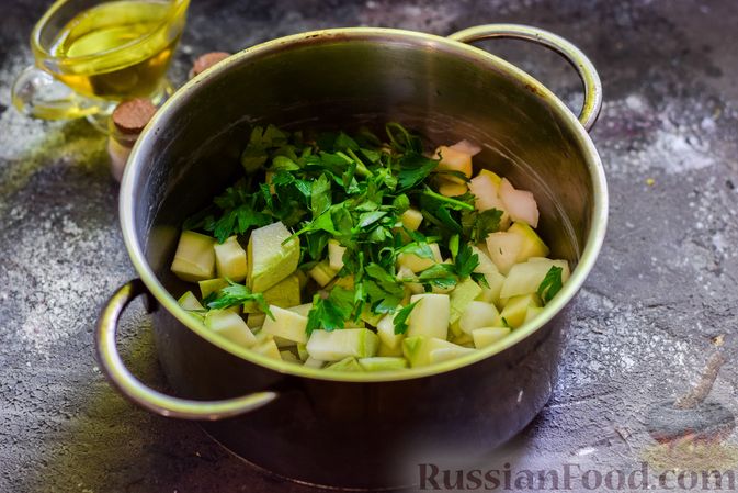 Фото приготовления рецепта: Суп с кабачком, цветной капустой, пастой орзо и беконом - шаг №3