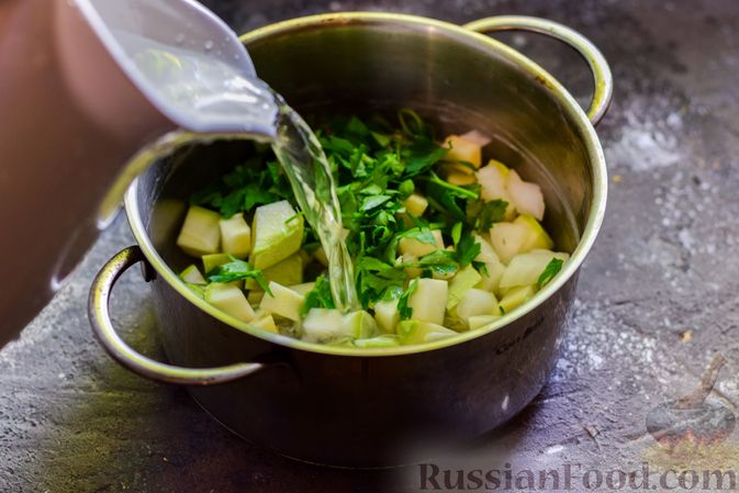 Фото приготовления рецепта: Суп с кабачком, цветной капустой, пастой орзо и беконом - шаг №4