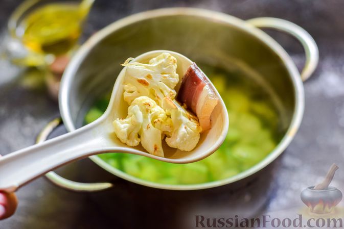 Фото приготовления рецепта: Суп с кабачком, цветной капустой, пастой орзо и беконом - шаг №7