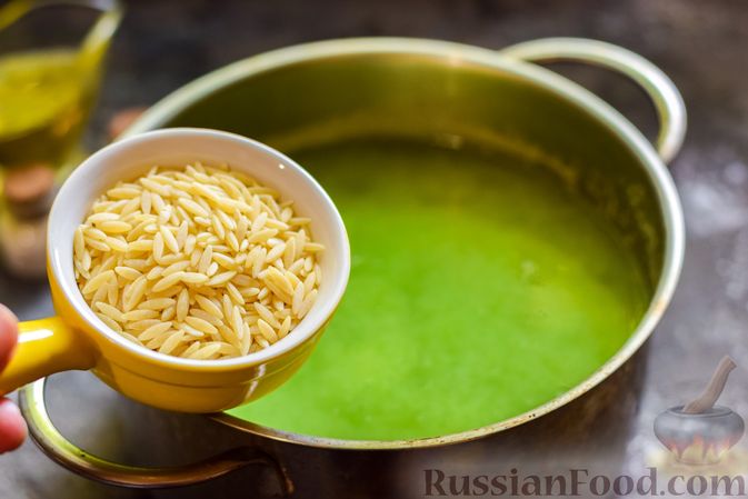Фото приготовления рецепта: Суп с кабачком, цветной капустой, пастой орзо и беконом - шаг №9
