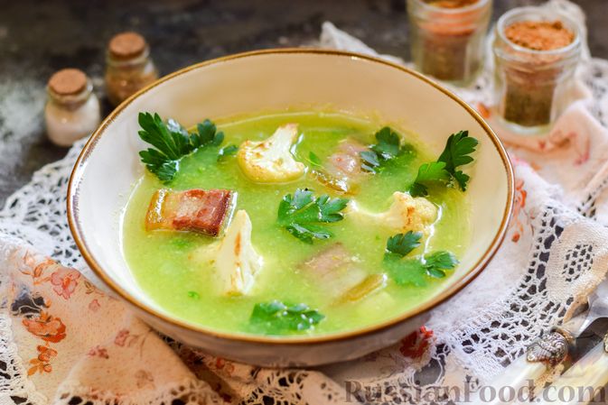 Фото приготовления рецепта: Суп с кабачком, цветной капустой, пастой орзо и беконом - шаг №10