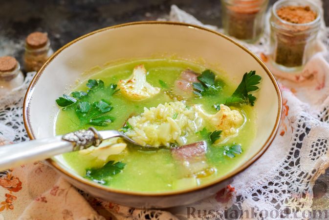 Фото приготовления рецепта: Суп с кабачком, цветной капустой, пастой орзо и беконом - шаг №11
