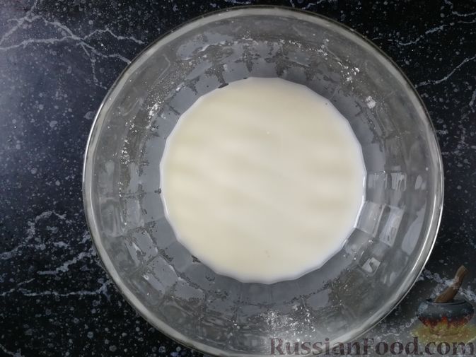 Фото приготовления рецепта: Пирог на йогурте, с заварным кремом и черешней - шаг №3