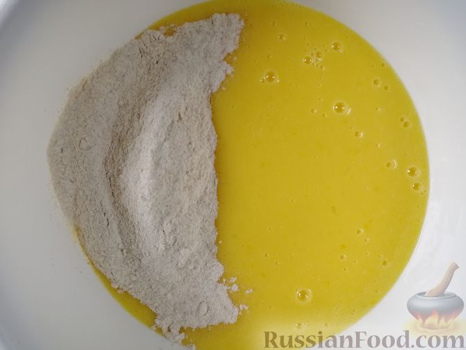 Фото приготовления рецепта: Пирог на йогурте, с заварным кремом и черешней - шаг №10