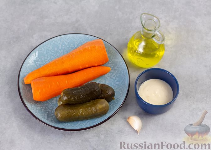 Фото приготовления рецепта: Намазка из жареных малосольных огурцов и моркови - шаг №1