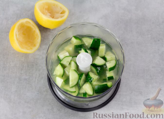 Фото приготовления рецепта: Огуречный лимонад - шаг №3