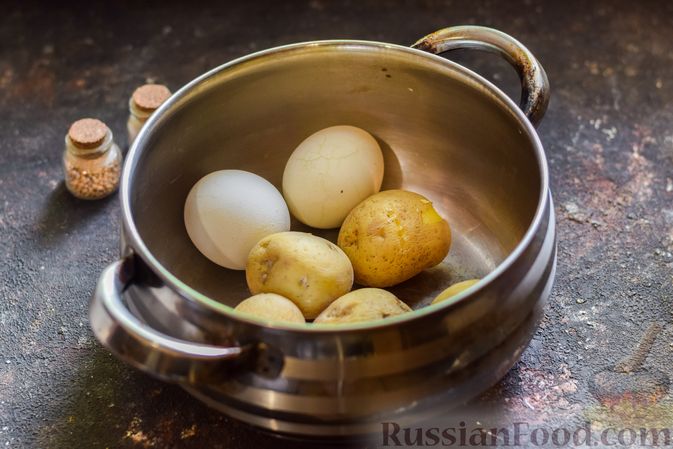 Фото приготовления рецепта: Окрошка на сыворотке, с ветчиной, картофелем и огурцами - шаг №2