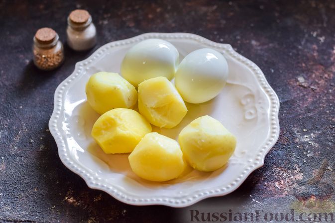 Фото приготовления рецепта: Окрошка на сыворотке, с ветчиной, картофелем и огурцами - шаг №3