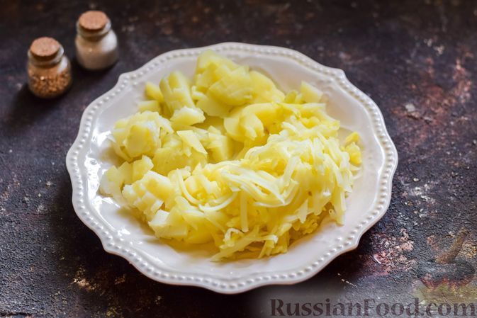 Фото приготовления рецепта: Окрошка на сыворотке, с ветчиной, картофелем и огурцами - шаг №4