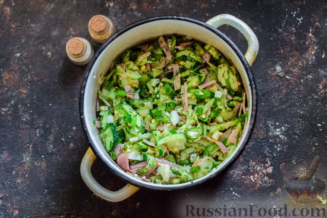 Фото приготовления рецепта: Окрошка на сыворотке, с ветчиной, картофелем и огурцами - шаг №9
