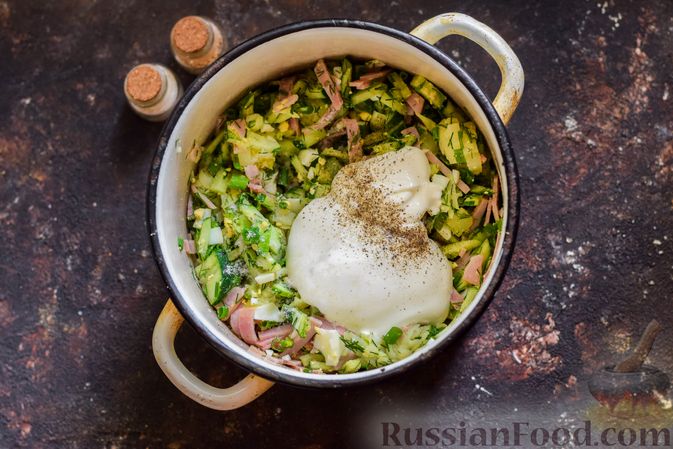 Фото приготовления рецепта: Окрошка на сыворотке, с ветчиной, картофелем и огурцами - шаг №10