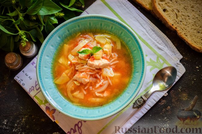 Фото к рецепту: Суп с кабачками, куриным филе, помидорами и вермишелью