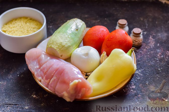 Фото приготовления рецепта: Суп с кабачками, куриным филе, помидорами и вермишелью - шаг №1