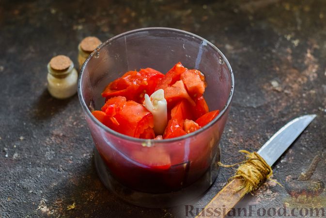 Фото приготовления рецепта: Суп с кабачками, куриным филе, помидорами и вермишелью - шаг №4