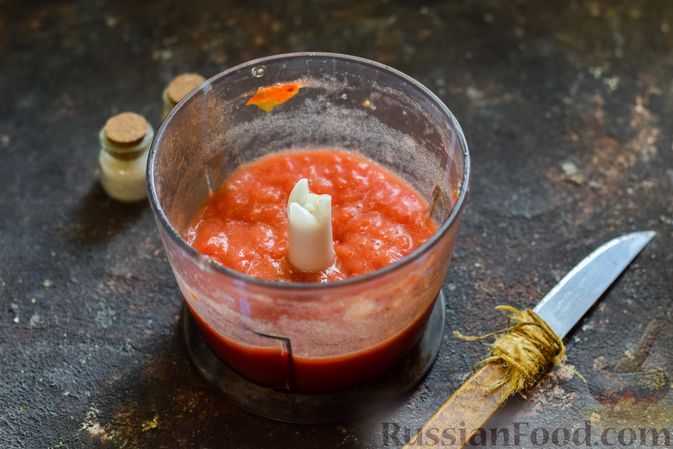 Фото приготовления рецепта: Суп с кабачками, куриным филе, помидорами и вермишелью - шаг №5