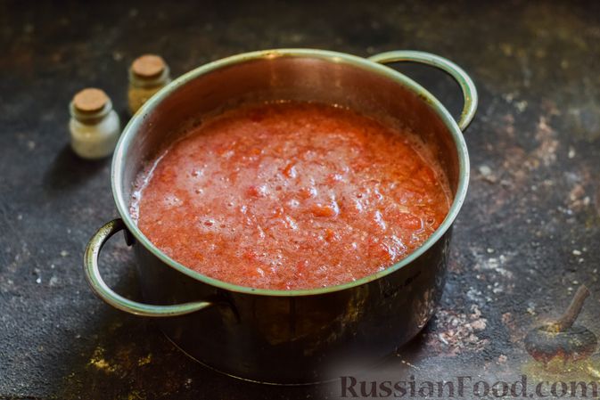 Фото приготовления рецепта: Суп с кабачками, куриным филе, помидорами и вермишелью - шаг №7