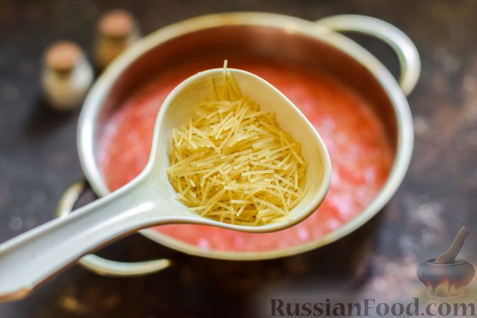 Фото приготовления рецепта: Суп с кабачками, куриным филе, помидорами и вермишелью - шаг №10