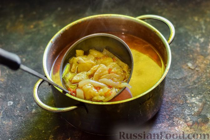 Фото приготовления рецепта: Суп с кабачками, куриным филе, помидорами и вермишелью - шаг №11