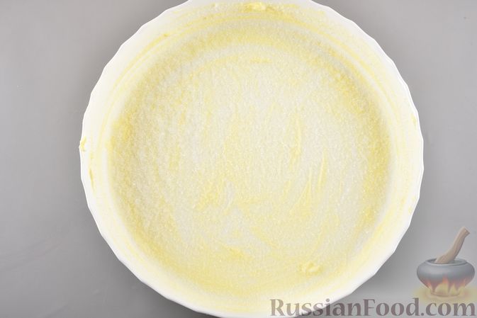 Фото приготовления рецепта: Двухцветный клафути с вишней - шаг №3