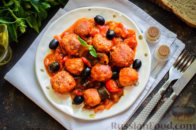 Фото к рецепту: Куриные фрикадельки, тушенные с баклажанами, болгарским перцем и маслинами