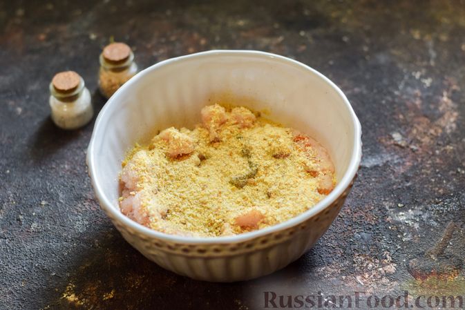 Фото приготовления рецепта: Куриные фрикадельки, тушенные с баклажанами, болгарским перцем и маслинами - шаг №4