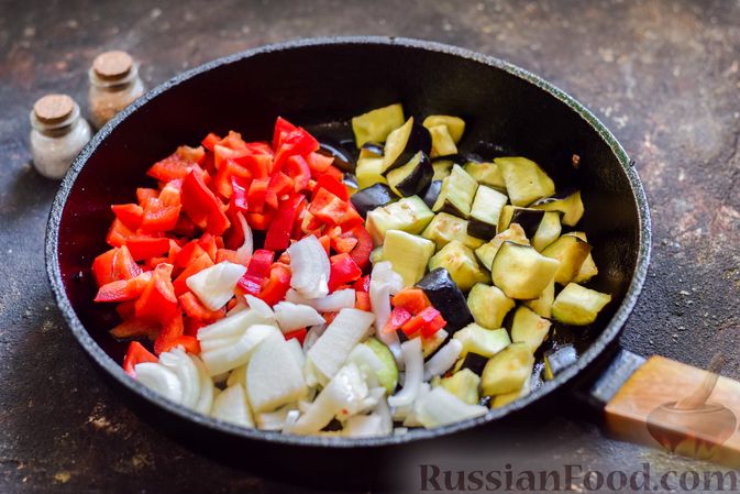 Фото приготовления рецепта: Куриные фрикадельки, тушенные с баклажанами, болгарским перцем и маслинами - шаг №9