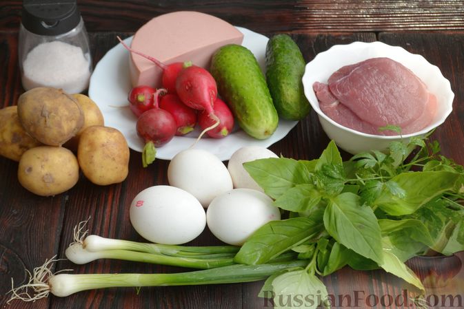 Фото приготовления рецепта: Окрошка на квасе, со свининой, колбасой и базиликом - шаг №1