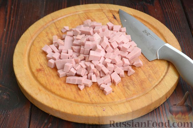 Фото приготовления рецепта: Окрошка на квасе, со свининой, колбасой и базиликом - шаг №7