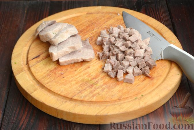 Фото приготовления рецепта: Окрошка на квасе, со свининой, колбасой и базиликом - шаг №10