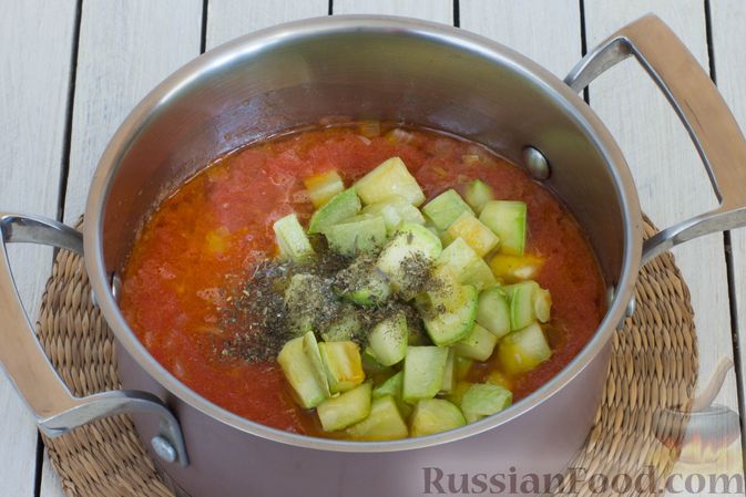 Фото приготовления рецепта: Холодный томатный суп с кабачками - шаг №5