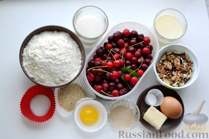 Фото приготовления рецепта: Дрожжевые пирожки с вишней и грецкими орехами - шаг №1