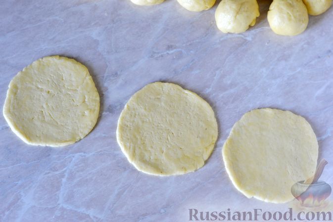 Фото приготовления рецепта: Дрожжевые пирожки с вишней и грецкими орехами - шаг №14