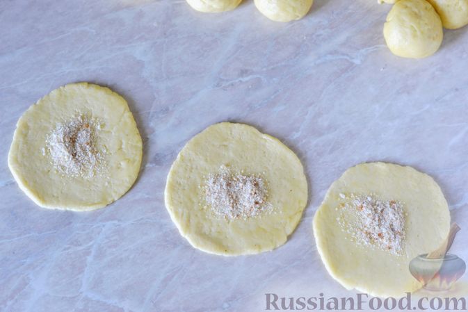 Фото приготовления рецепта: Дрожжевые пирожки с вишней и грецкими орехами - шаг №15
