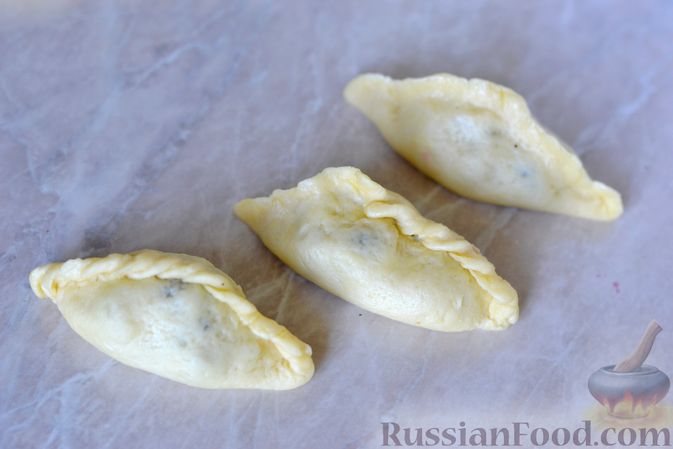 Фото приготовления рецепта: Дрожжевые пирожки с вишней и грецкими орехами - шаг №18