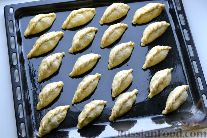 Фото приготовления рецепта: Дрожжевые пирожки с вишней и грецкими орехами - шаг №19