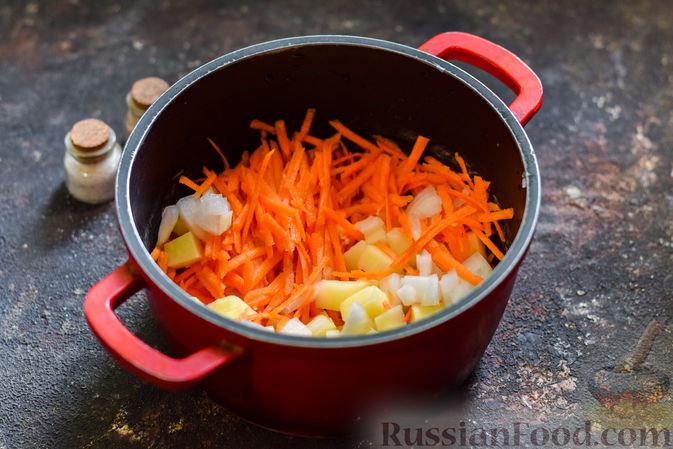 Фото приготовления рецепта: Суп с фрикадельками, картофелем и капустой - шаг №7