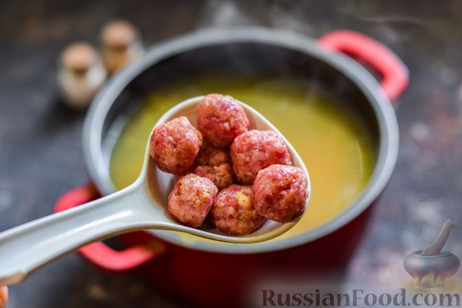 Фото приготовления рецепта: Суп с фрикадельками, картофелем и капустой - шаг №10