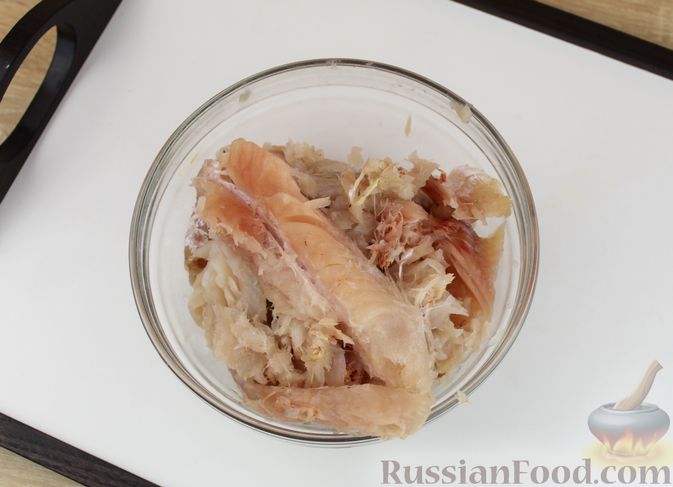 Фото приготовления рецепта: Рыбные котлеты с кабачками и овсяными хлопьями (в духовке) - шаг №2