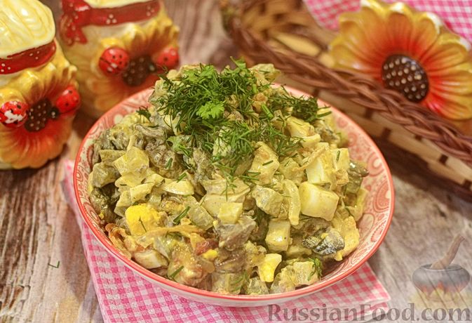 Фото к рецепту: Салат из куриной печени с шампиньонами, маринованными огурцами и морковью