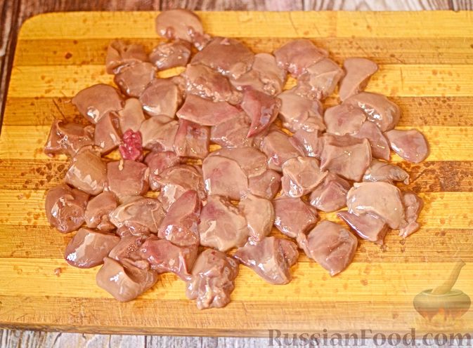 Фото приготовления рецепта: Салат из куриной печени с шампиньонами, маринованными огурцами и морковью - шаг №3