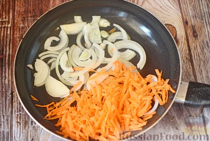 Фото приготовления рецепта: Салат из куриной печени с шампиньонами, маринованными огурцами и морковью - шаг №10