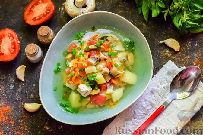 Фото к рецепту: Суп с курицей, грибами и помидорами