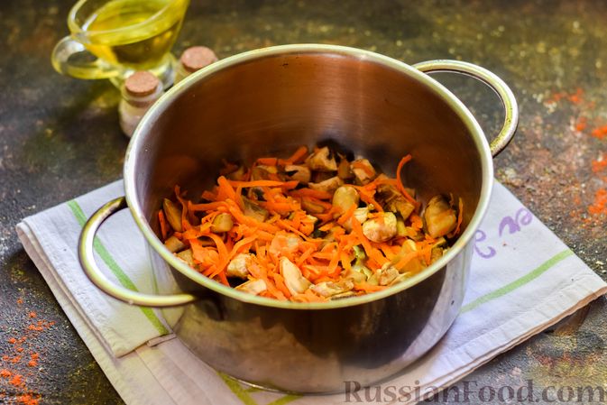 Фото приготовления рецепта: Суп с курицей, грибами и помидорами - шаг №5