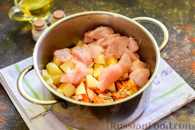 Фото приготовления рецепта: Суп с курицей, грибами и помидорами - шаг №6