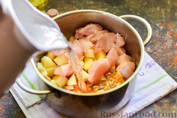 Фото приготовления рецепта: Суп с курицей, грибами и помидорами - шаг №7