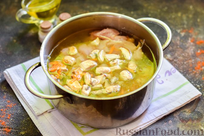 Фото приготовления рецепта: Суп с курицей, грибами и помидорами - шаг №8